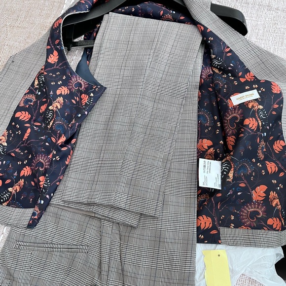 Men’s Plaid Grey 3pc Suit, Size 40R, pant 34R NWT, Never worn - Picture 6 of 12